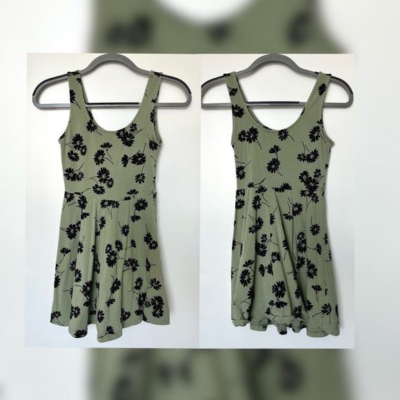 Forever 21 Dresses & Skirts - Sleeveless Green Floral Skater Dress